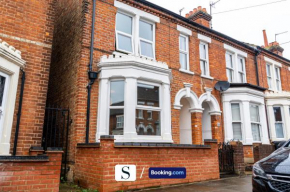 A Lovely Executive House with Private Courtyard I Short Term Let by SILVA I Long term rates available